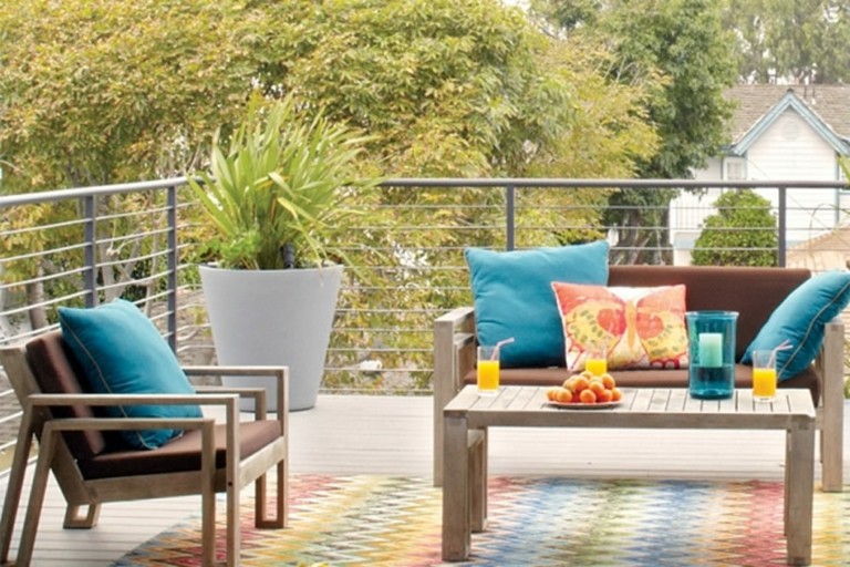 muebles terraza cojines azules colores