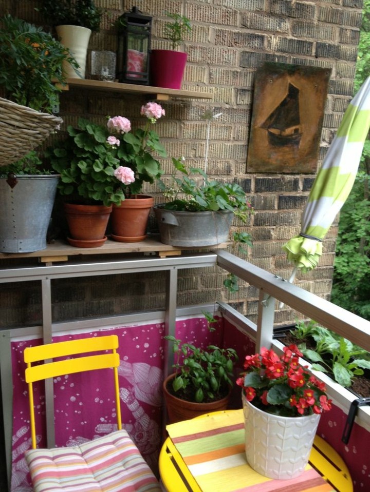 muebles terraza color amarillo flores