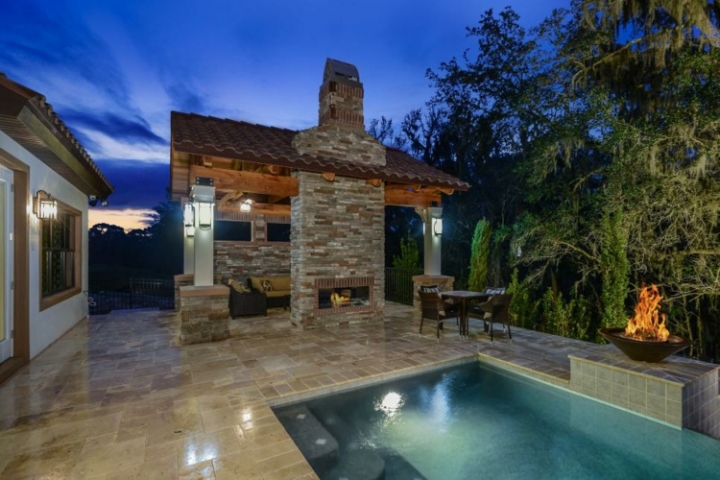 Chimeneas de obra rusticas para diferentes espacios.