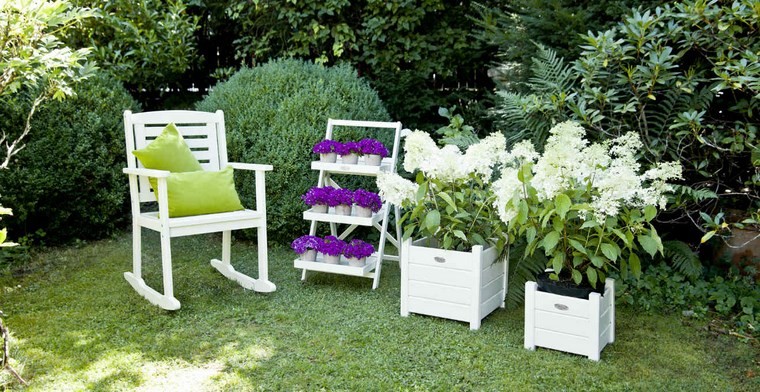 muebles de madera blanca en la terraza sillon macetas blancas terraza flores ideas