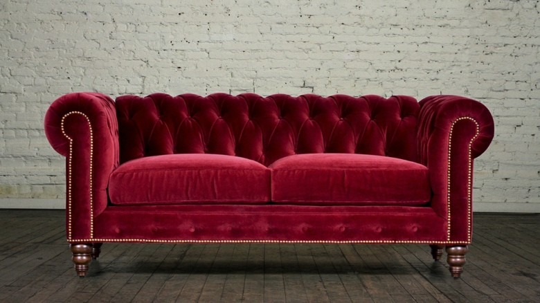 sofá Chester terciopelo color rojo