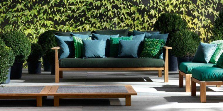 sofa madera cojines verdes Paola Navone ideas