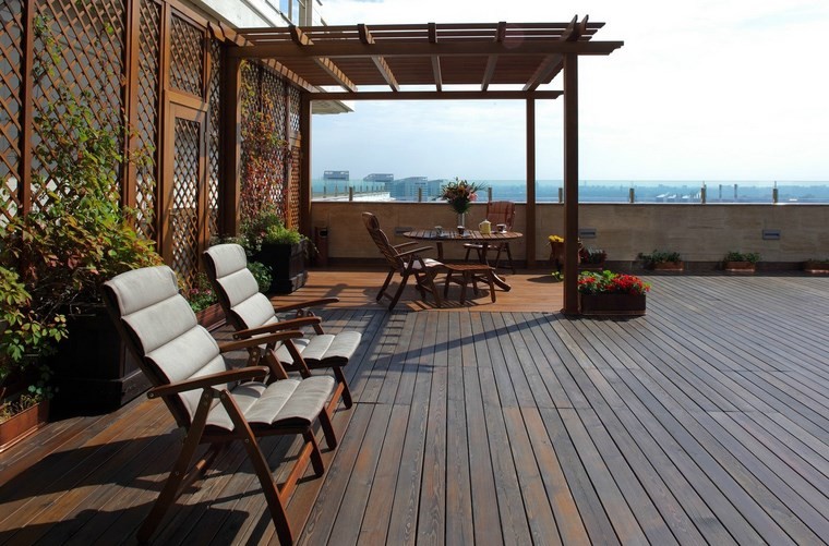 suelo y muebles de madera en la terraza terraza suelo madera pergola sillones preciosos ideas