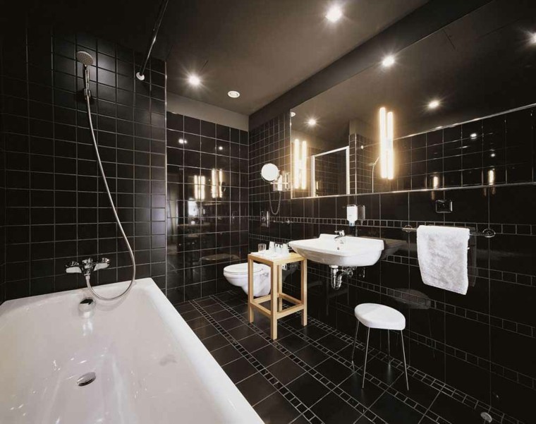 azulejos brillantes baño color negro