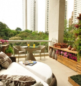 Flores bonitas y plantas para el balcón o la terraza