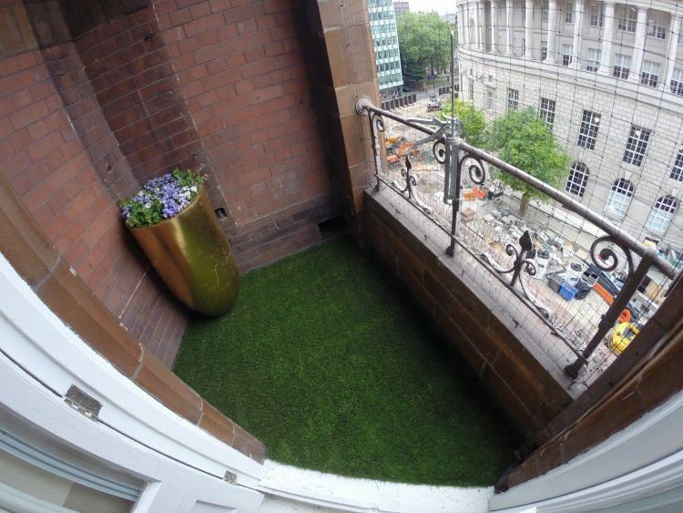 balcón pequeño suelo hierba