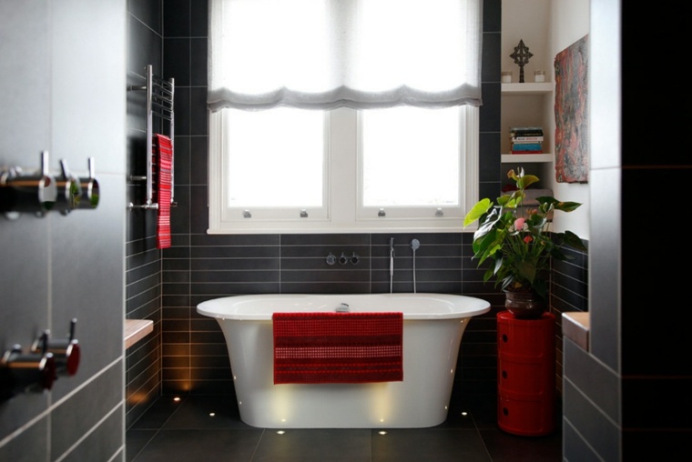 baño bonito gris accesorios rojos