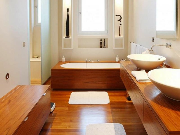 bonito diseño baño madera rojiza