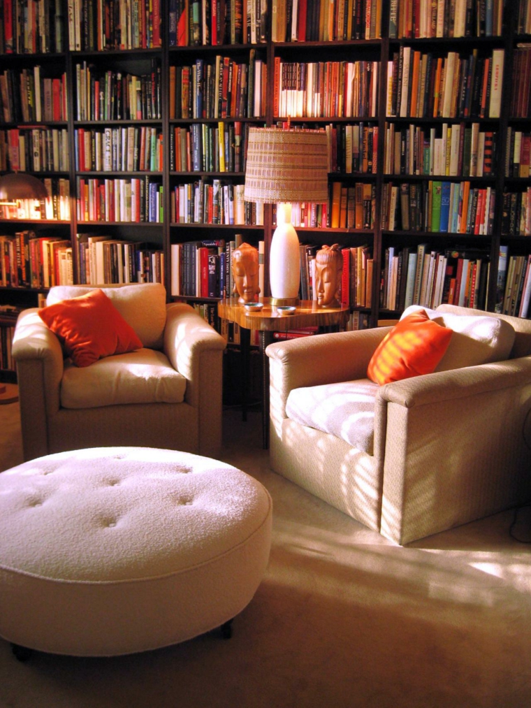 diseño sala biblioteca asientos beige