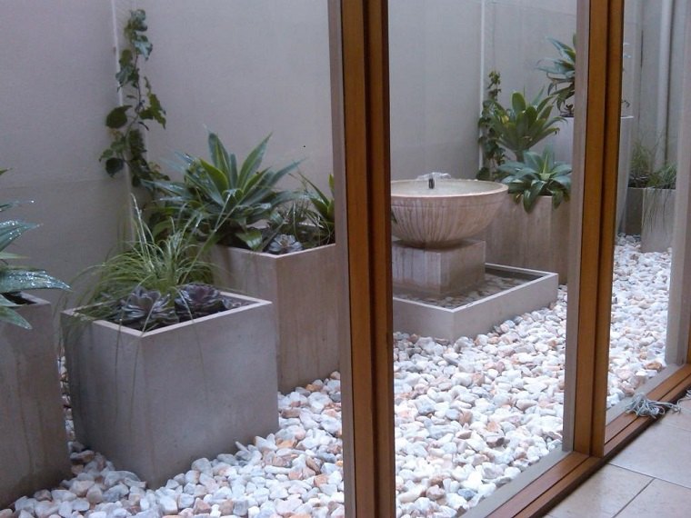 diseño patio pequeño fuente