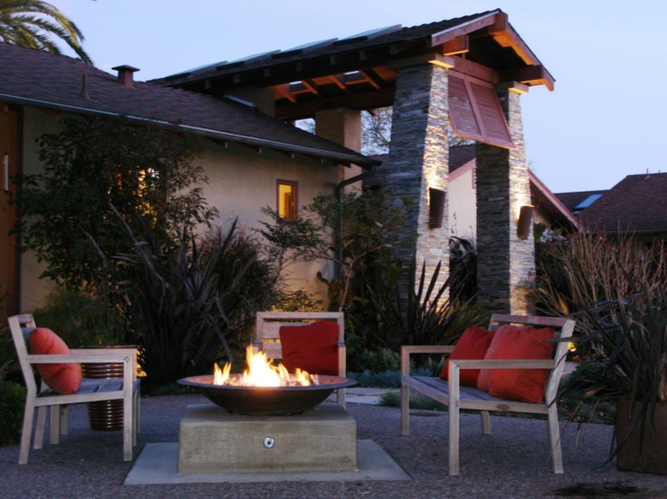 espacio funcional jardines fuego decorado salientes lineas gravas