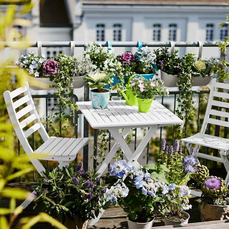 plantas perfectas balcon muebles madera blancos ideas