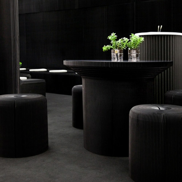 estructuras de papel que forman muebles mesa sillas redondas Molo