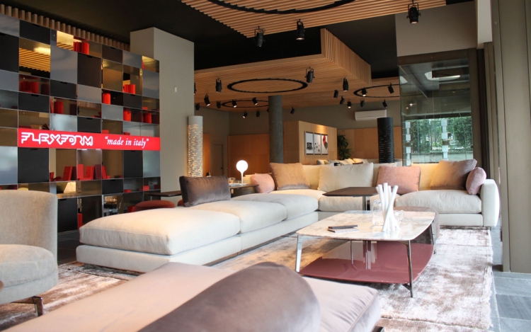 muebles salon ideas funcionales destinos cortinas azules