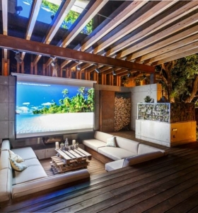 Sala de estar al aire libre diseñada por Svoya Studio.