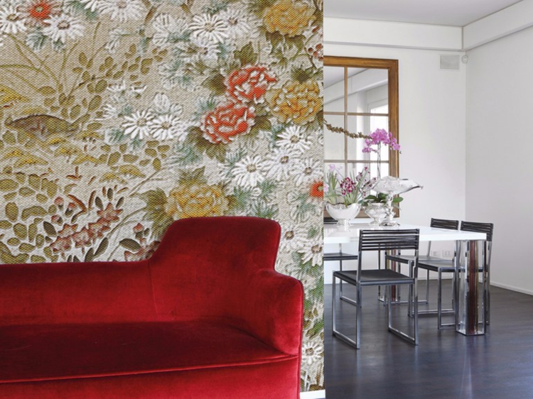 papel pared salon flores sofa roja ideas