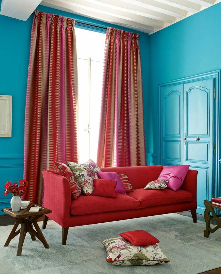 sala color azul cortinas rojas