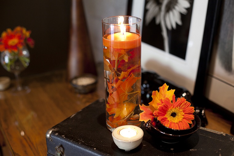 velas flotantes tonos naranja otoño