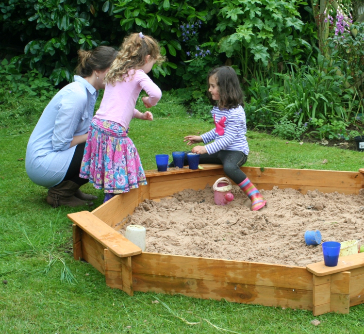 Juegos divertidos y areneros para patios de ensueño.
