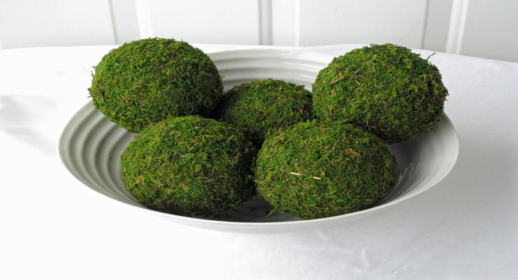 bolas decorativas cubiertas con musgos centros mesa bolas verdes