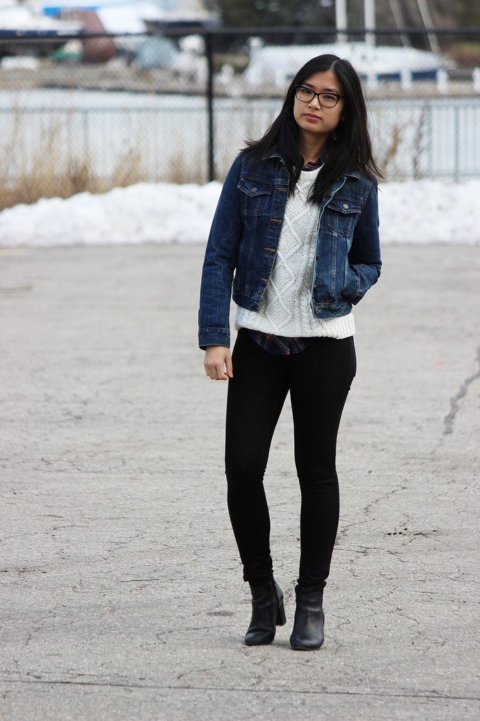 chaqueta vaquera combinada con jersey blanco chaqueta vaquera preciosas botas negras cuero ideas