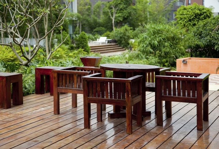 comida-cena-exterior-muebles-mesa-redonda-sillones-madera