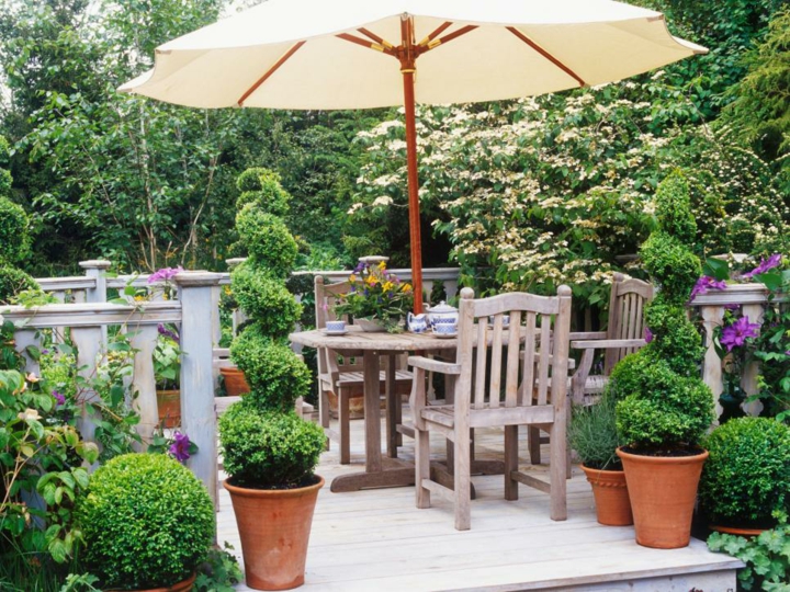 decoracion mesa jardin maceta barro sombrillas