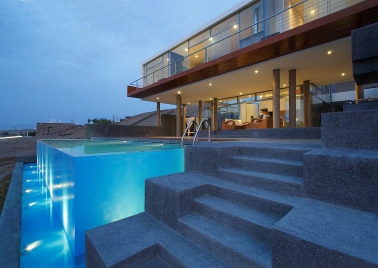 estupenda piscina vidrio jardin