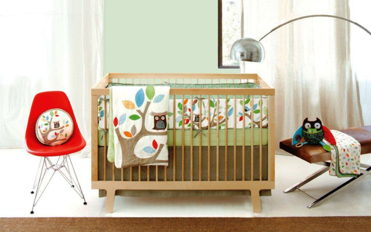 silla en rojo habitacion bebe niña condiciones metales sillas