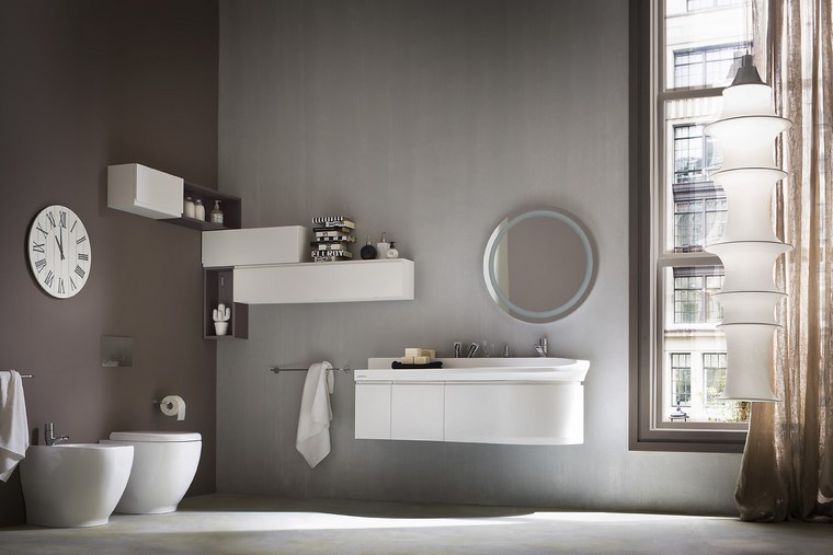 estantes blancos y pared de hormigón en el baño hormigon armado pared bano ventana ideas