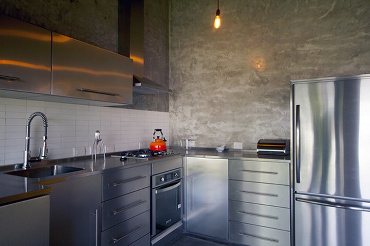 muebles de acero y pared de hormigón hormigon armado pared cocina diseno industrial ideas