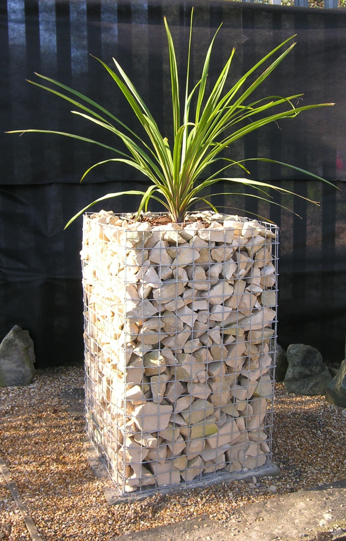 jardinera con rocas jardineras salidas muebles paredes altas