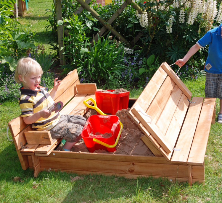 Juegos divertidos y areneros para patios de ensueño.