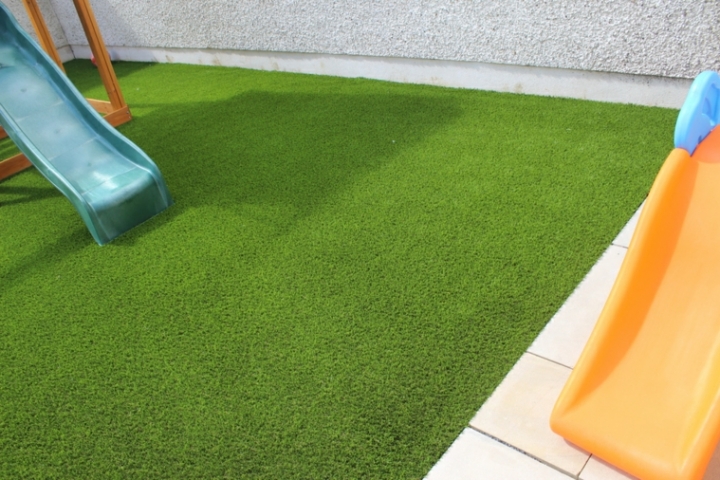 Decoracion de jardines con cesped artificial - 50 ideas