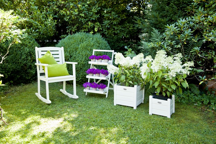 paisajismo flores primavera jardines sillas blancas ideas