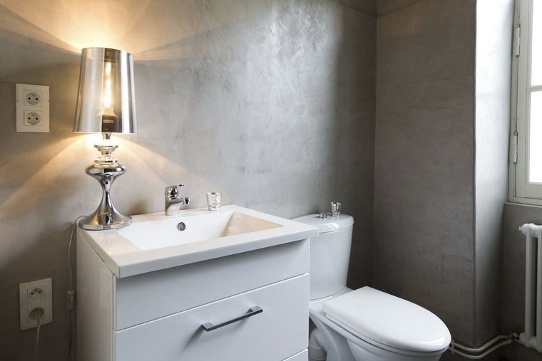 baño pequeño con pared de hormigón pared hormigon expuesto bano pequeno lampara ideas
