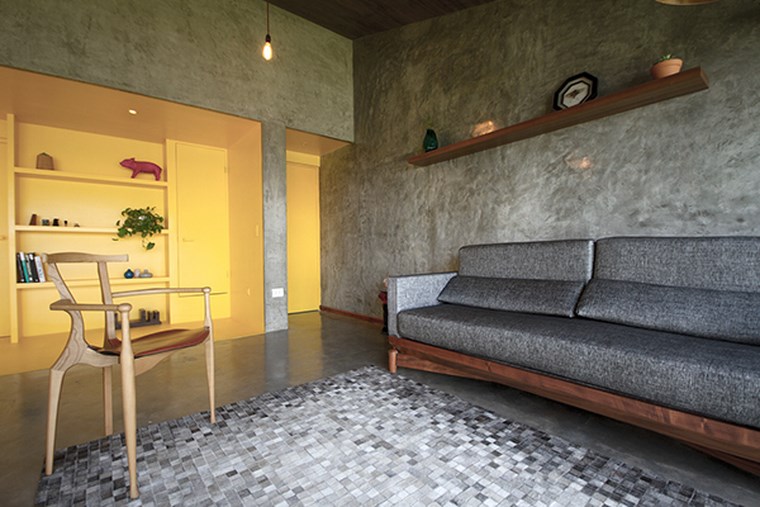 pared de hormigón en el salón moderno pared hormigon expuesto estante madera salon ideas
