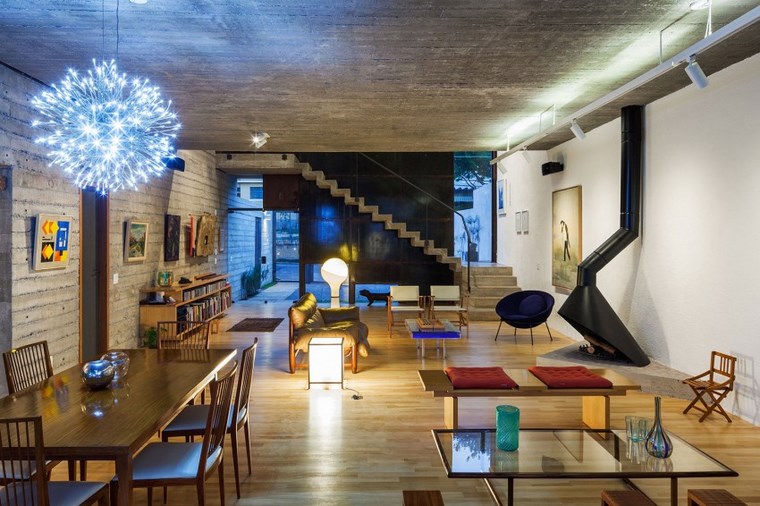 loft con muebles originales y pared de hormigón pared hormigon expuesto loft colorido ideas