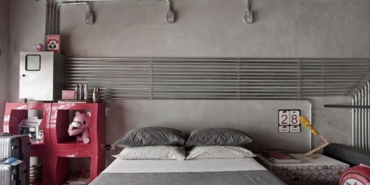 muebles rojos y pared de hormigón pared hormigon expuesto muebles rojos ideas