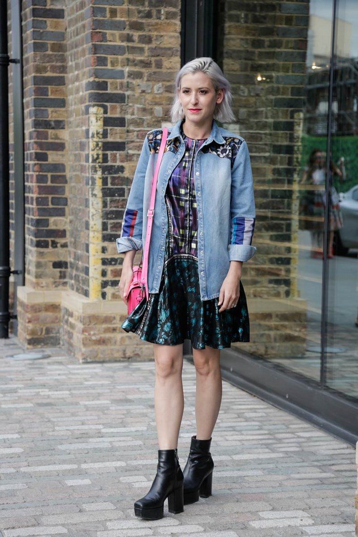 toques de color en la chaqueta vaquera semana moda londres estilo callejero chaqueta vaquera larga ideas