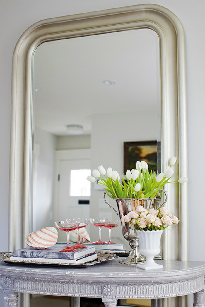Jillian Harris espejo grande flores jarrones ideas