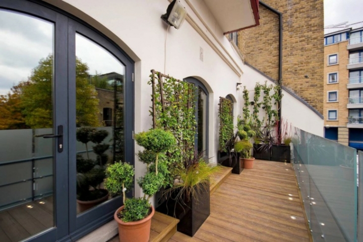 Muebles el paraiso moderno en la terraza o el balcón