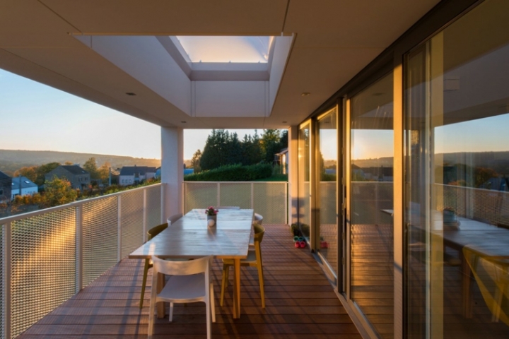 Muebles el paraiso moderno en la terraza o el balcón