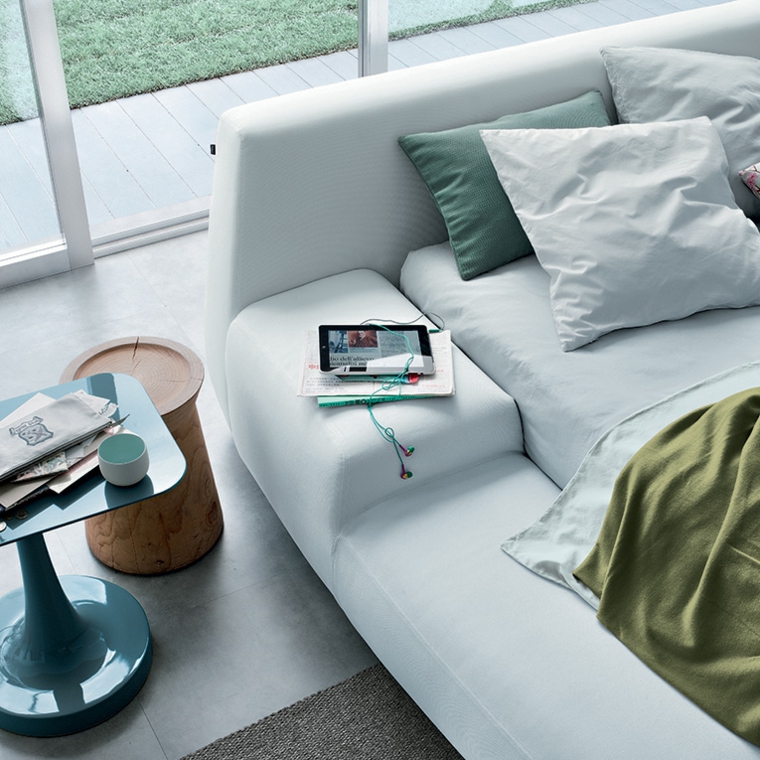 diseño cama blanca acolchada moderna