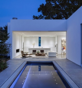 Casas pequeñas : una casa de diseño con piscina en la terraza