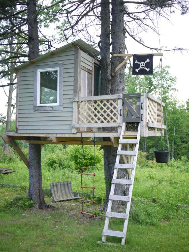 casa de árbol bandera pirata