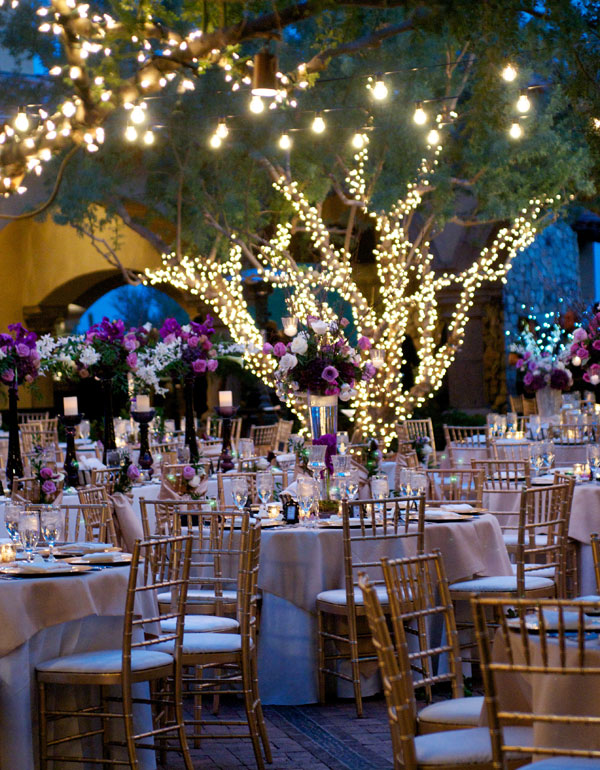 centro de mesa de flores de distintos colores centros de mesa para bodas bosque lamparas arboles ideas