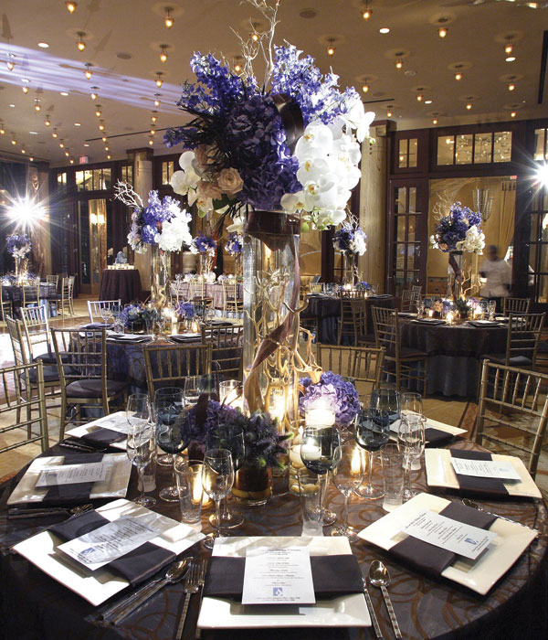 centro de mesa con flores en blanco y purpura centros mesa bodas ramas florero ideas