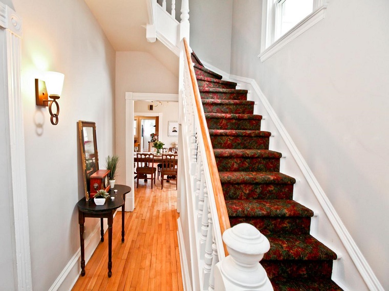 colores oscuros alfombra motivo floral escaleras casa ideas