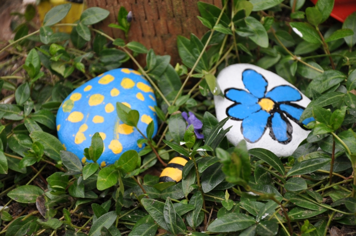 creativas rocas decoradas patio azules
